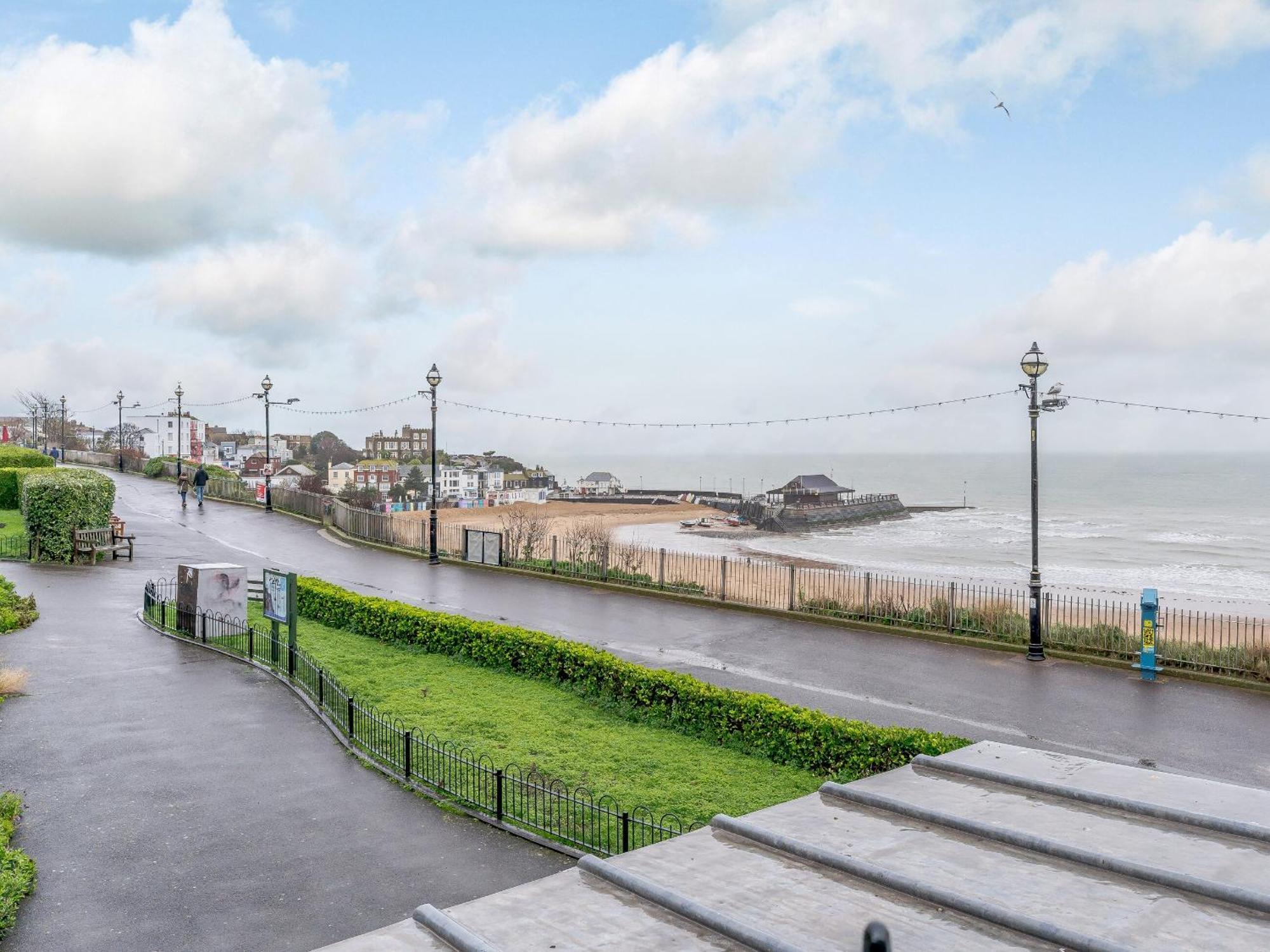 Viking Bay Apartment Broadstairs Exterior photo